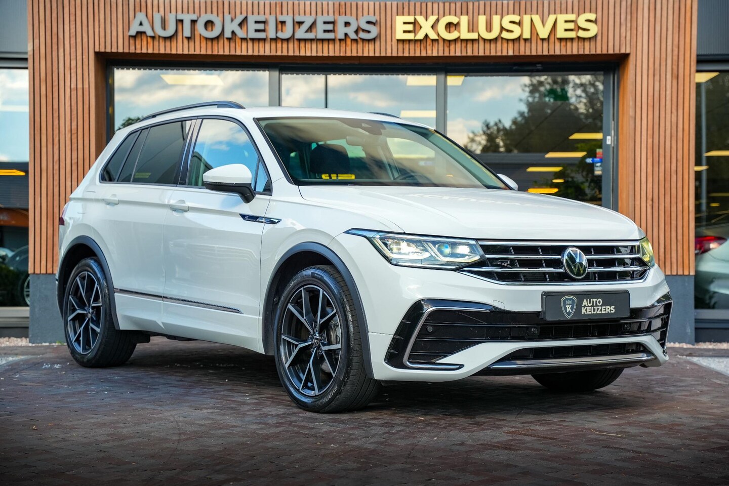 Volkswagen Tiguan - 1.5 TSI R-Line Camera DAB+ Virtual Dash ACC Navi Carplay IQ verlichting Keyless - AutoWereld.nl