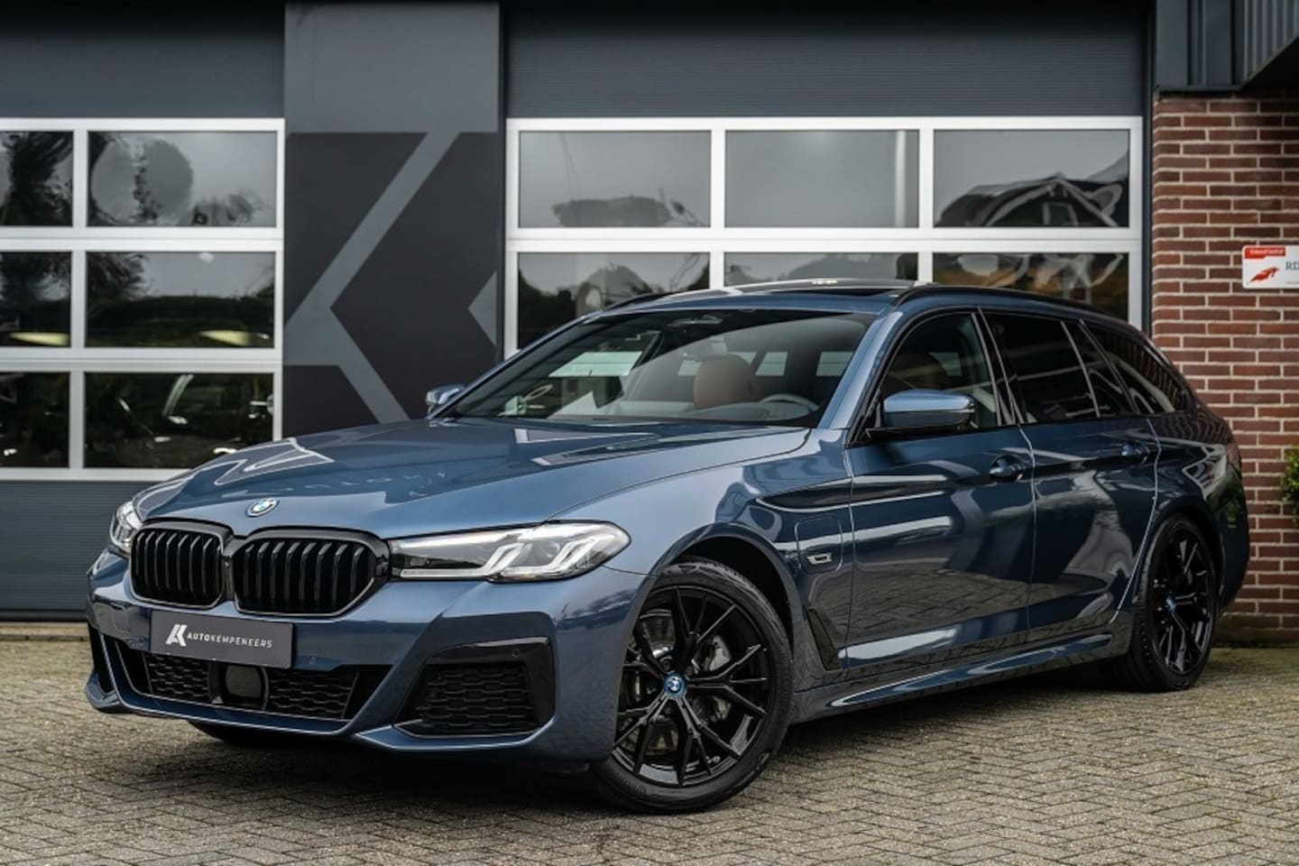 BMW 5-serie Touring - 530e xDrive M Sport | Panorama | Head-up | 360 | H/K | 19 Inch | Leder | ACC | Trekhaak | - AutoWereld.nl