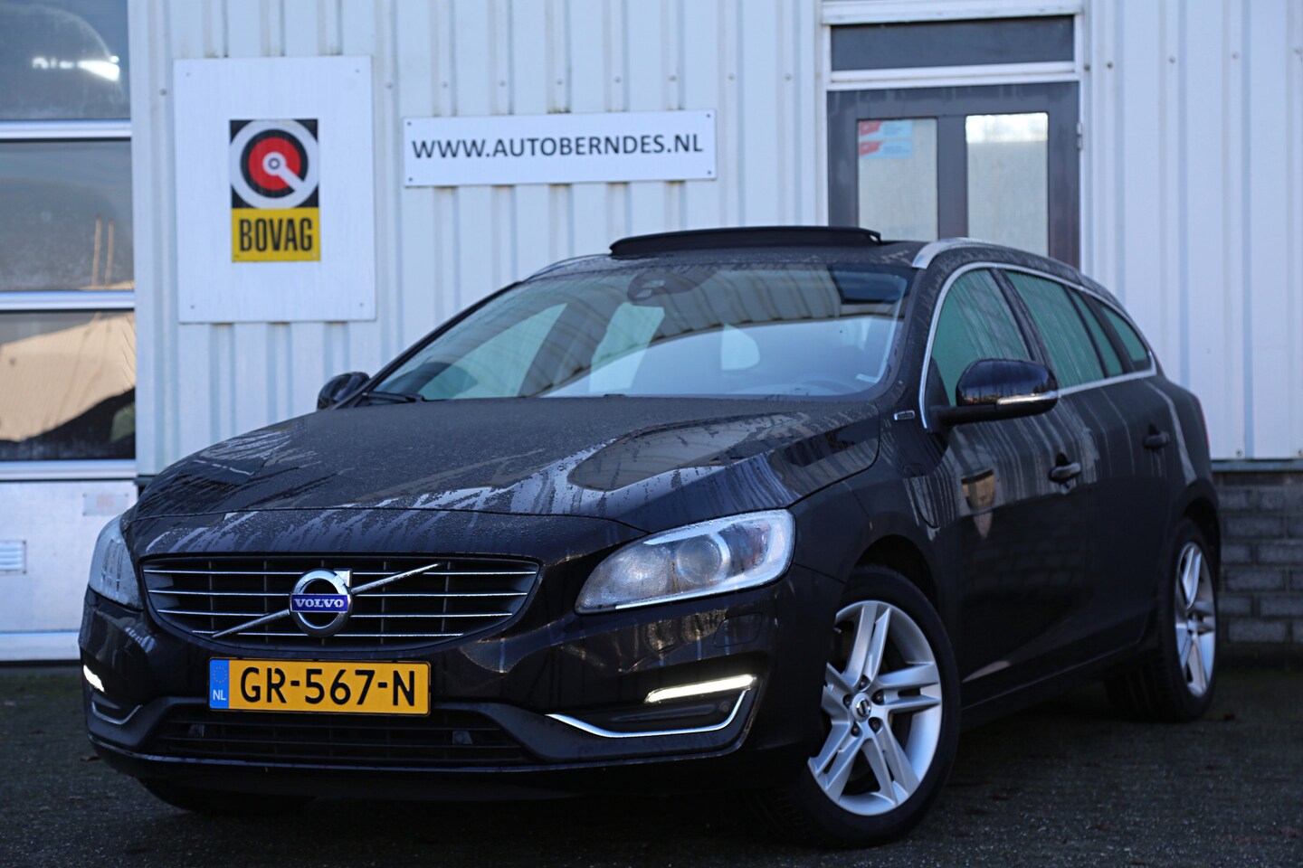 Volvo V60 - 2.4 D6 AWD PHEV Plug-In Hybrid Summum*Perfect Volvo Onderh.*NL-Auto*Schuifdak/Afneemb.Trek - AutoWereld.nl