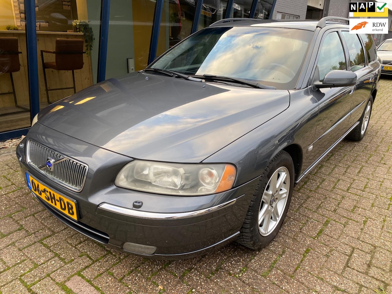 Volvo V70 - 2.4 D5 Summum LEER / NAVI / YOUNGTIMER - AutoWereld.nl