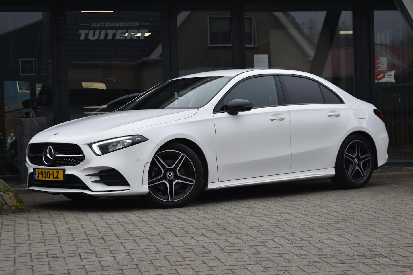 Mercedes-Benz A-klasse - 180 Business Solution AMG NIGHT | SFEERVERLICHTING | CAMERA | APPLE CARPLAY | STOELVERWARM - AutoWereld.nl