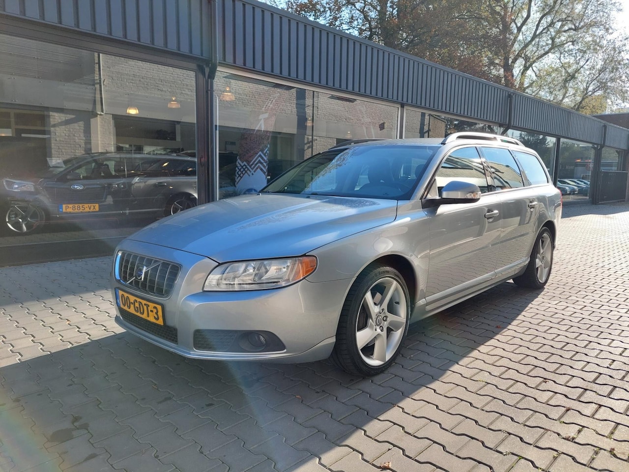 Volvo V70 - 2.5T Momentum Origineel NL Leer PDC Electrische achterklep Regensensor 18 inch Clima Cruis - AutoWereld.nl