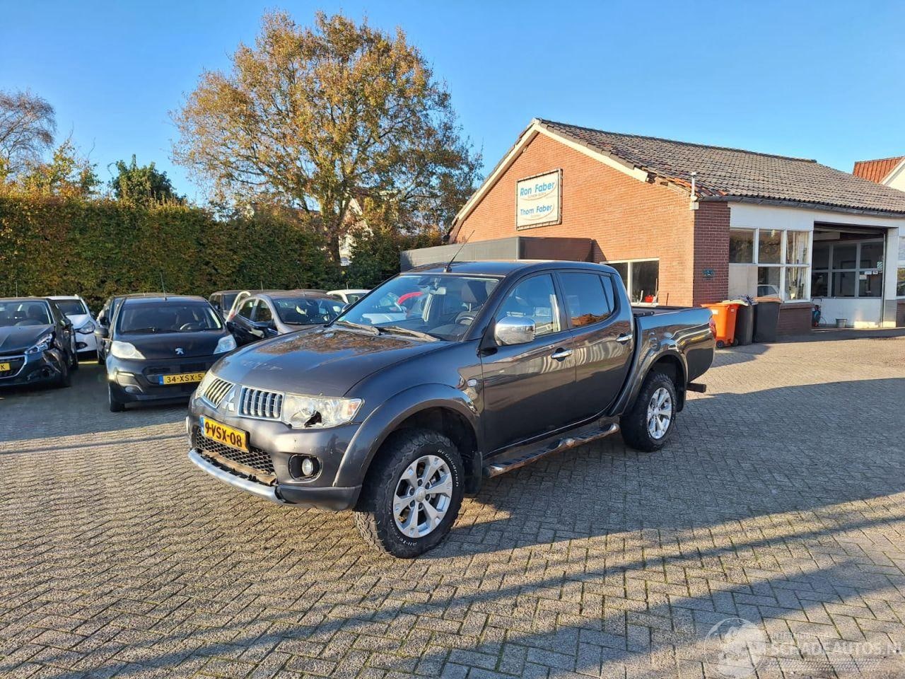 Mitsubishi L 200 - 2.5 DI-D Club Cab Intense 4x4 - AutoWereld.nl