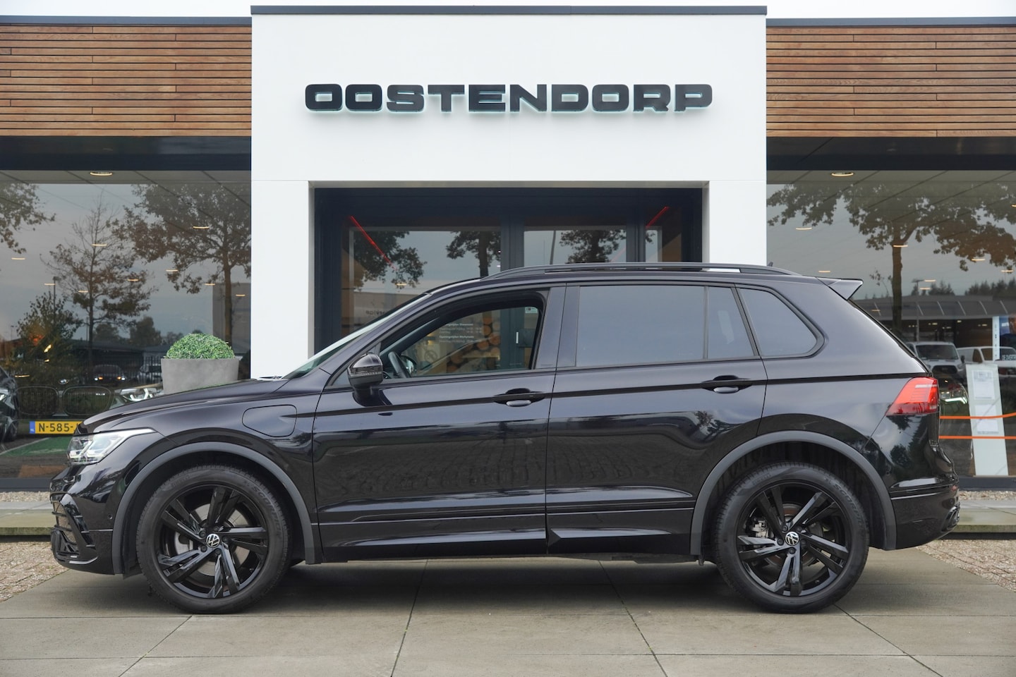 Volkswagen Tiguan - 1.4TSI/245pk eHybrid R-Line BLACKSTYLE|2021|19"Black|Matrix LED|PDC+Assist+Camera|Cruise+A - AutoWereld.nl