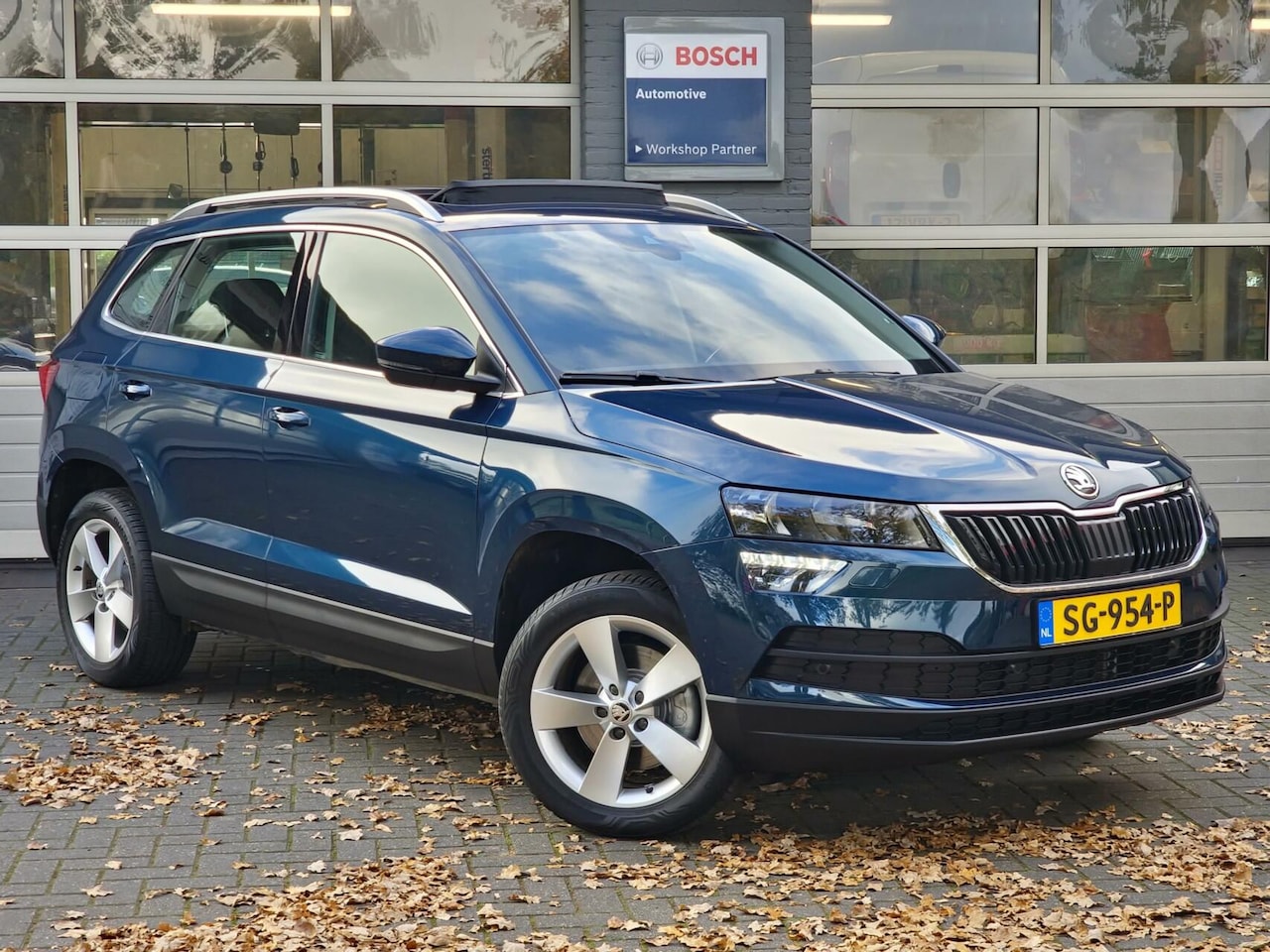 Skoda Karoq - 1.5 TSI ACT Ambition Business|DSG|Pano|Clima|Camera|PDC|17-inch| - AutoWereld.nl