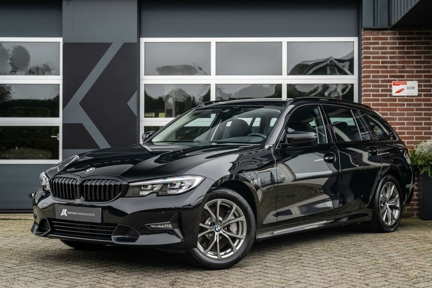 BMW 3-serie Touring - 330e Sportline | Shadow | Trekhaak | DAB | Apple Carplay | Service Incl. | - AutoWereld.nl