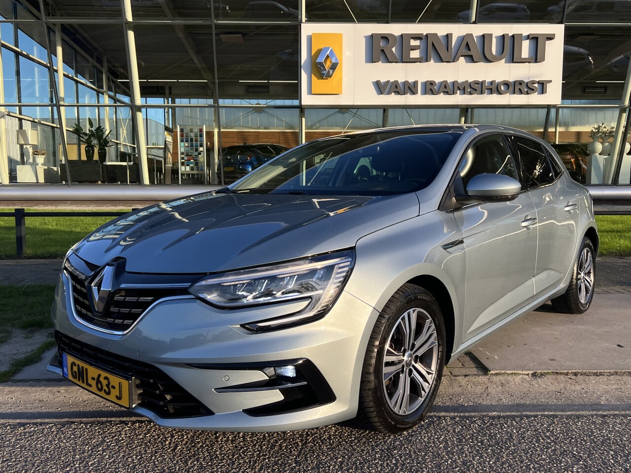 Renault Mégane E-Tech - 1.6 Plug-In Hybrid Intens / Automaat / Apple Carplay - Android Auto / LED / Climate / PDC. - AutoWereld.nl