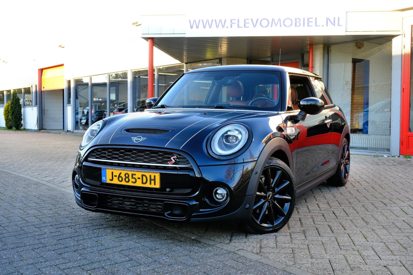 MINI Cooper S - 2.0 192pk 60 Years Edition Aut. Leder|JCW Pack|Pano|Cam|Navi|LMV - AutoWereld.nl