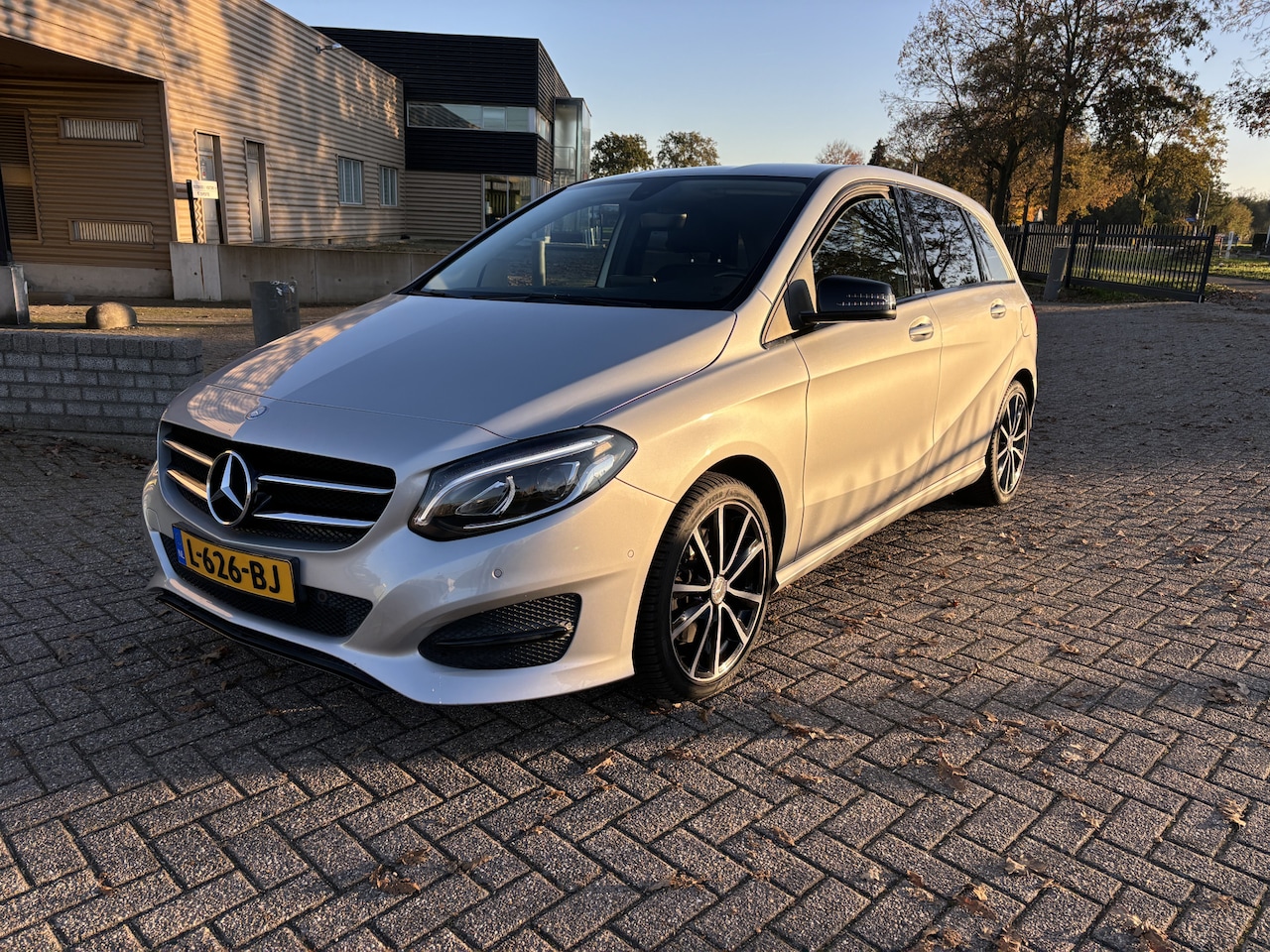 Mercedes-Benz B-klasse - 250 4Matic Prestige Automaat [ fm navi,leer,camera,18``lmv,pdc,xenon ] - AutoWereld.nl