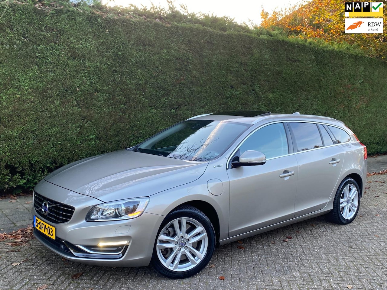 Volvo V60 - 2.4 D6 AWD Plug-In Hybrid SCHUIFDAK/ZEER LAGE KM!! - AutoWereld.nl