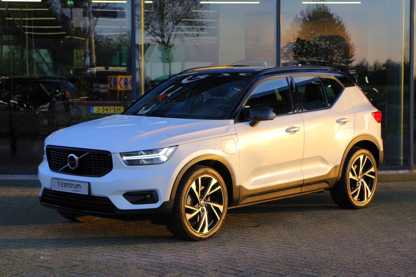 Volvo XC40 - 1.5 T5 Recharge 262 PK R-Design PHEV, Leder-Alcantara, 20" Velgen, Keyless, LED - AutoWereld.nl