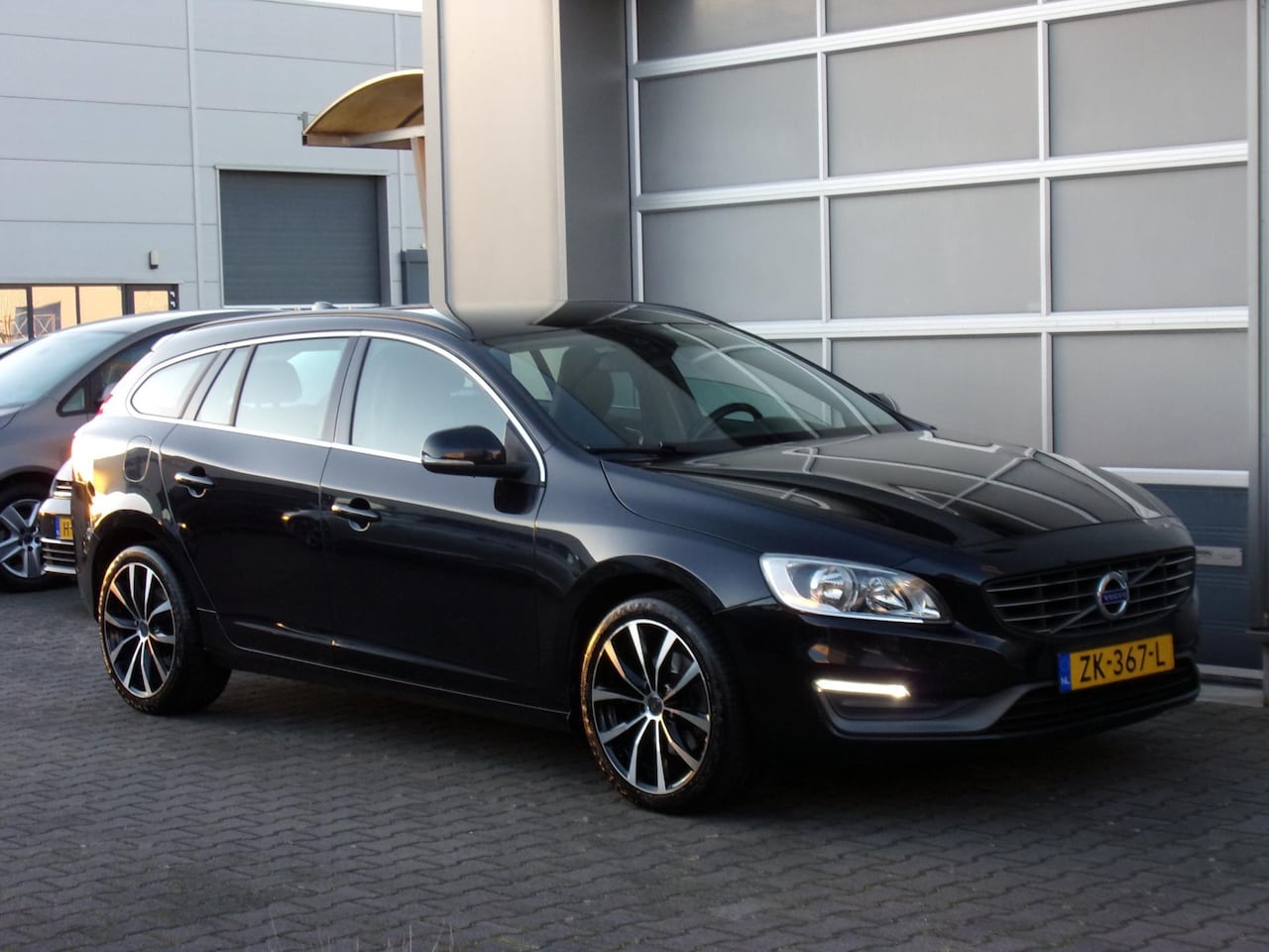 Volvo V60 - 1.6 D2 Momentum automaat/Clima/Navi/Trekhaak!! - AutoWereld.nl