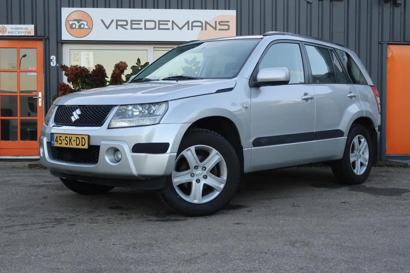 Suzuki Grand Vitara - 2.0-16V Exclusive 4X4/KEYLESS - AutoWereld.nl