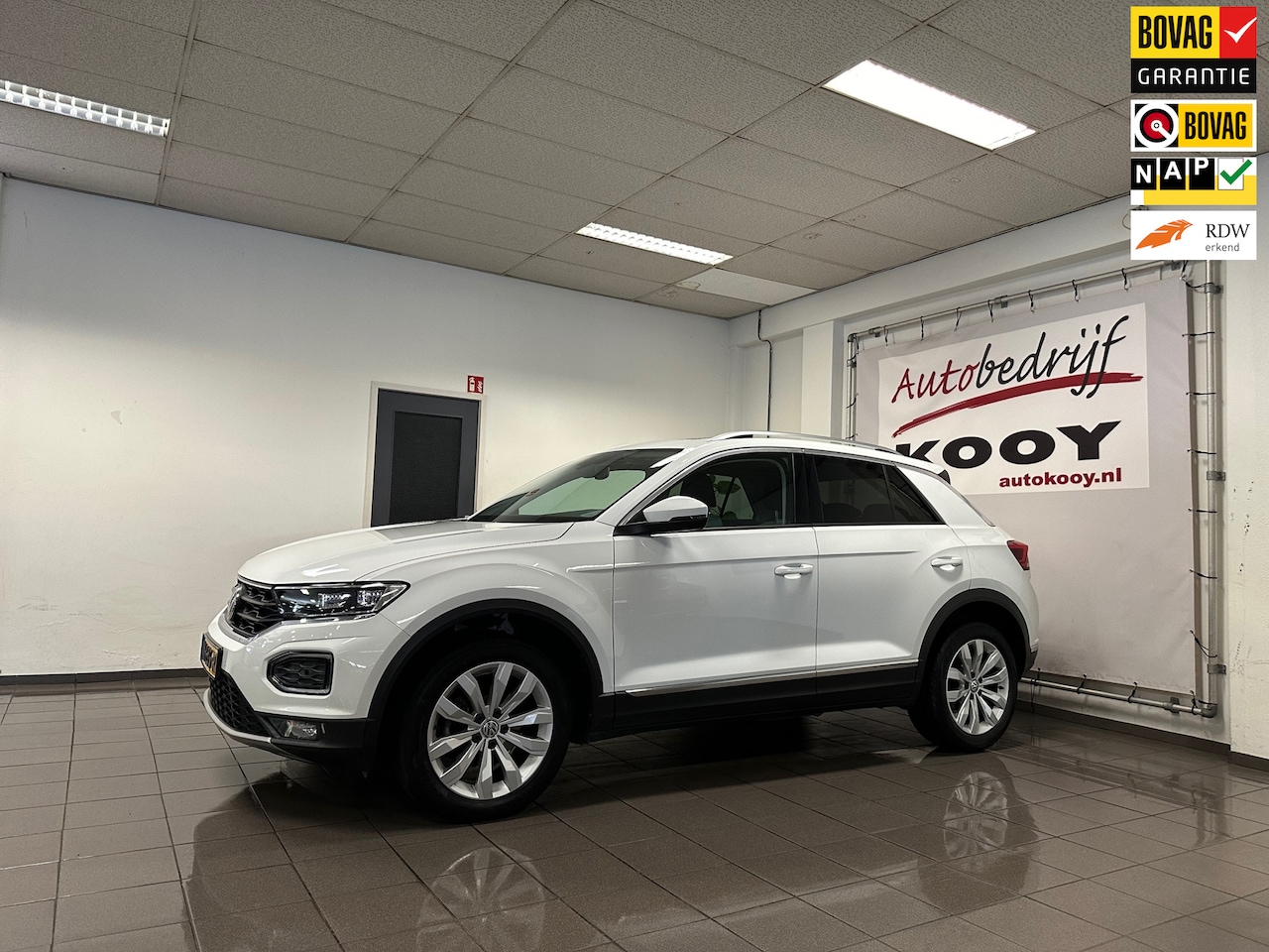 Volkswagen T-Roc - 1.5 TSI Sport * Panoramadak / Carplay / Navigatie / Parkeersensoren / NL Auto * - AutoWereld.nl