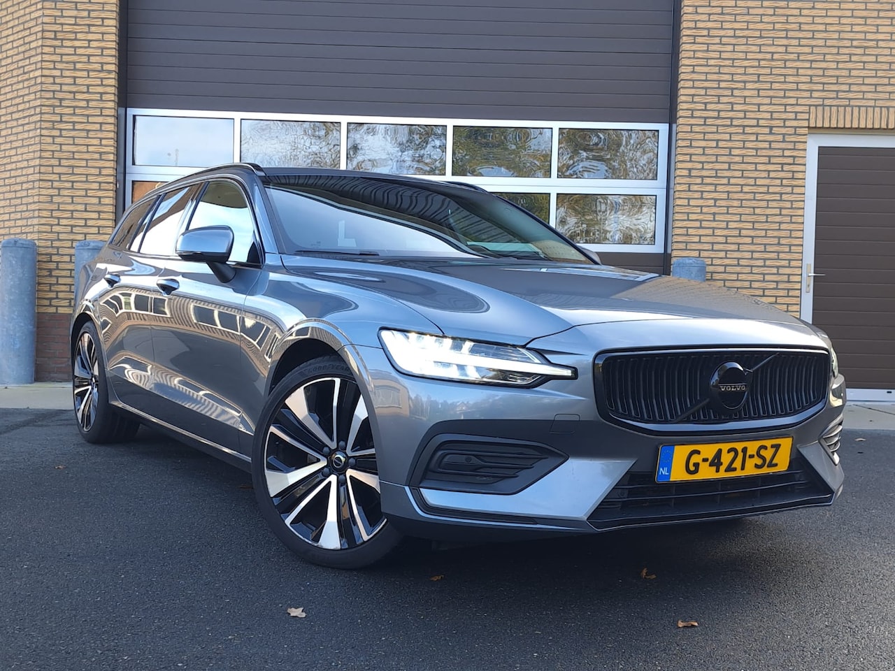 Volvo V60 - 2.0 T4 Momentum Pro 19 Inch lichtmetalen velgen - Comfort zetels - Leder Geblindeerde rame - AutoWereld.nl