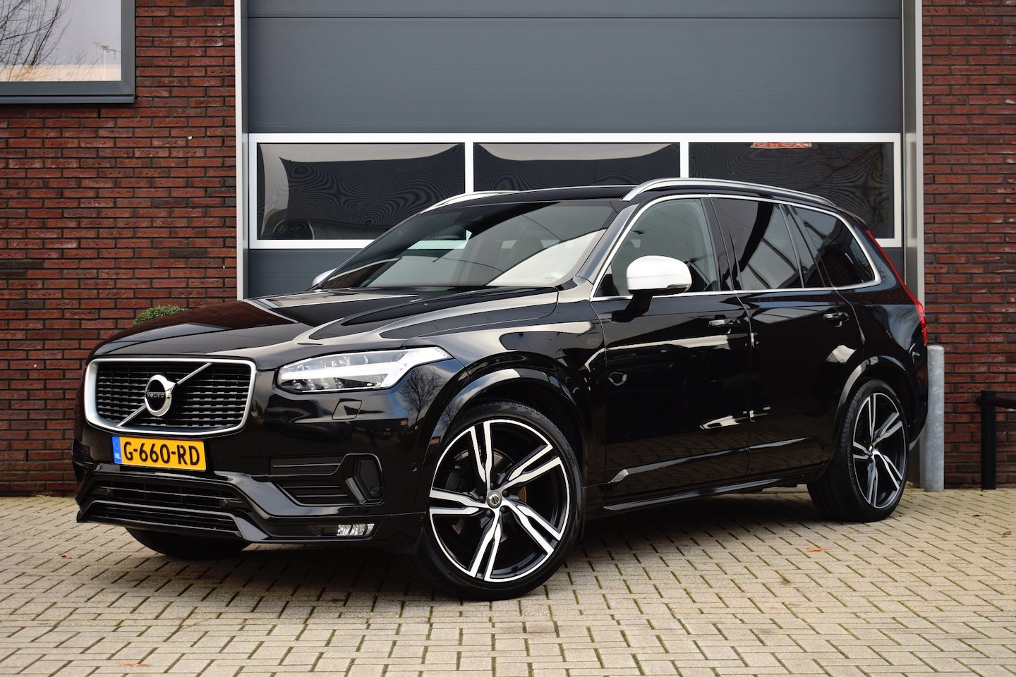 Volvo XC90 - 2.0 D5 AWD R-Design 7-Persoons | Luchtvering | Trekhaak | B&W - AutoWereld.nl