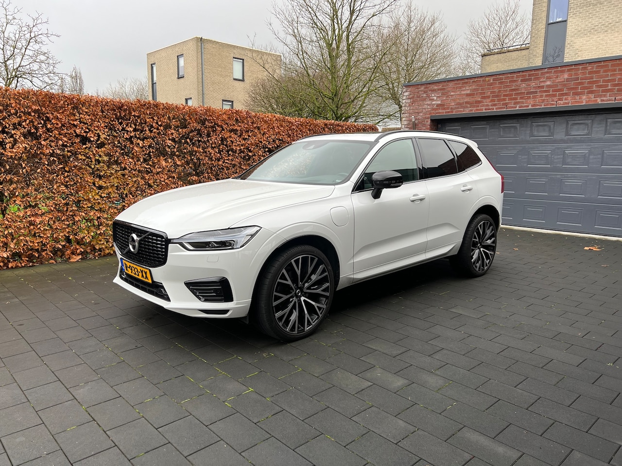 Volvo XC60 - 2.0 T8 Twin Engine AWD R-Design Luchtvering - AutoWereld.nl