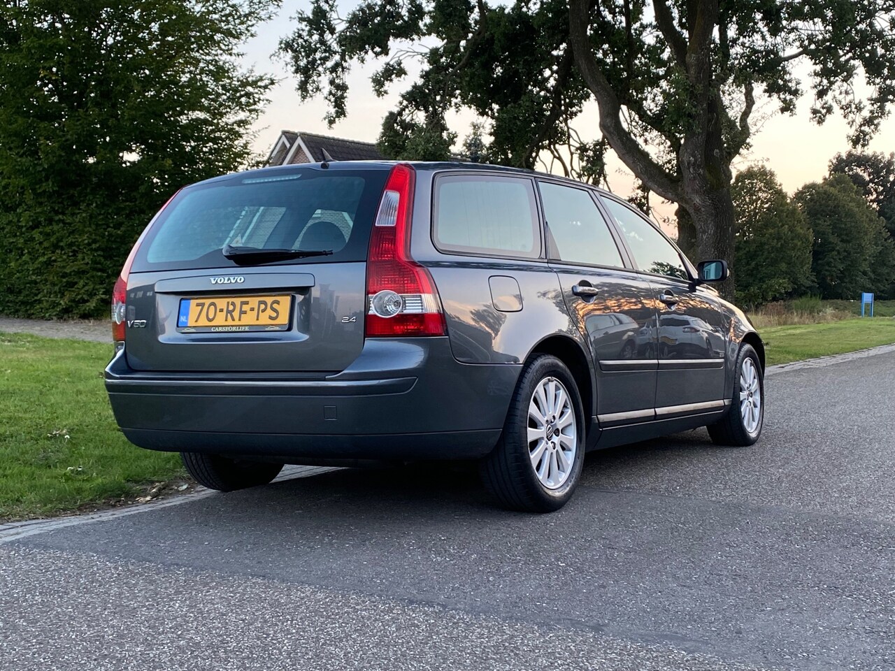 Volvo V50 - 2.4 Momentum Airco|Cruise|Grijs N.A.P 2e Eigenaar - AutoWereld.nl