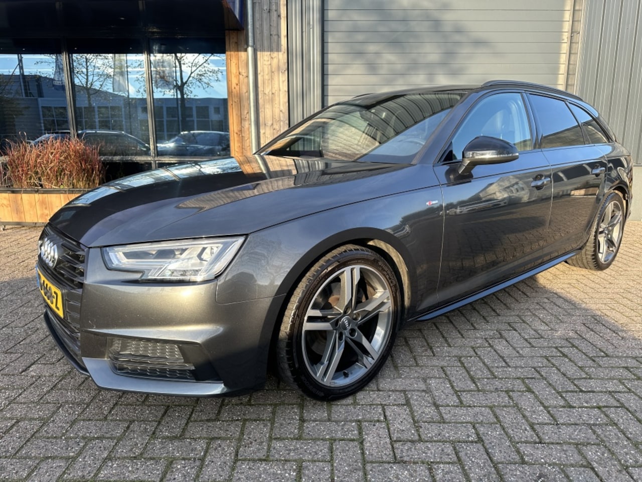 Audi A4 Avant - 1.4 TFSI Sport S line black edition 1.4 TFSI Sport S line black edition - AutoWereld.nl