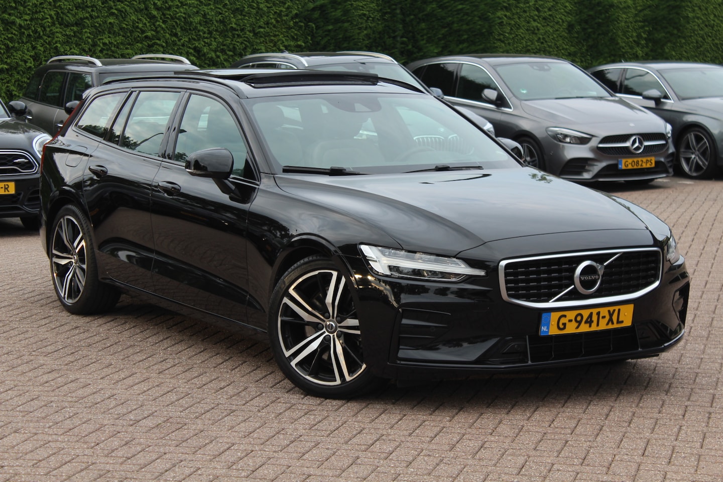 Volvo V60 - 2.0 T5 R-Design / Panoramadak / Camera / Head-up / 19'' / Standkachel / Harman Kardon / Le - AutoWereld.nl