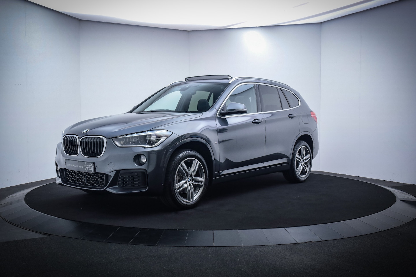 BMW X1 - 18i M-SPORT High Executive PANO/FULL LED/NAVI/SPORTSTOELEN/AFN TREKHAAK/ELEK KLEP/LMV - AutoWereld.nl