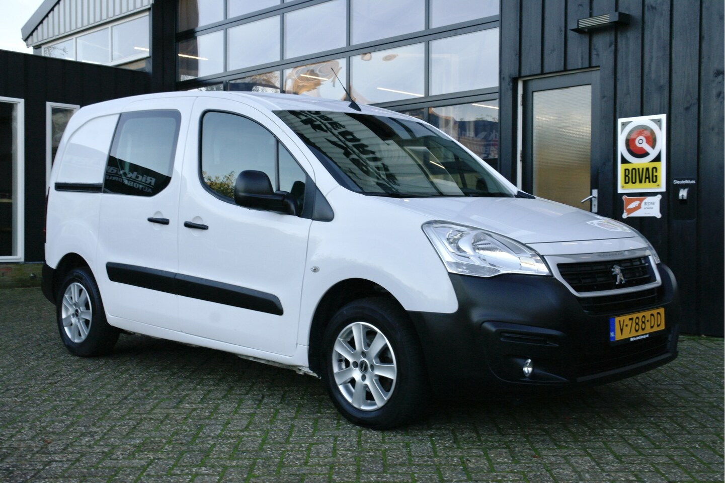 Peugeot Partner - 120 1.6 BlueHDi 100 L1 Première | NL-Auto | Airco | Elek.Ramen - AutoWereld.nl