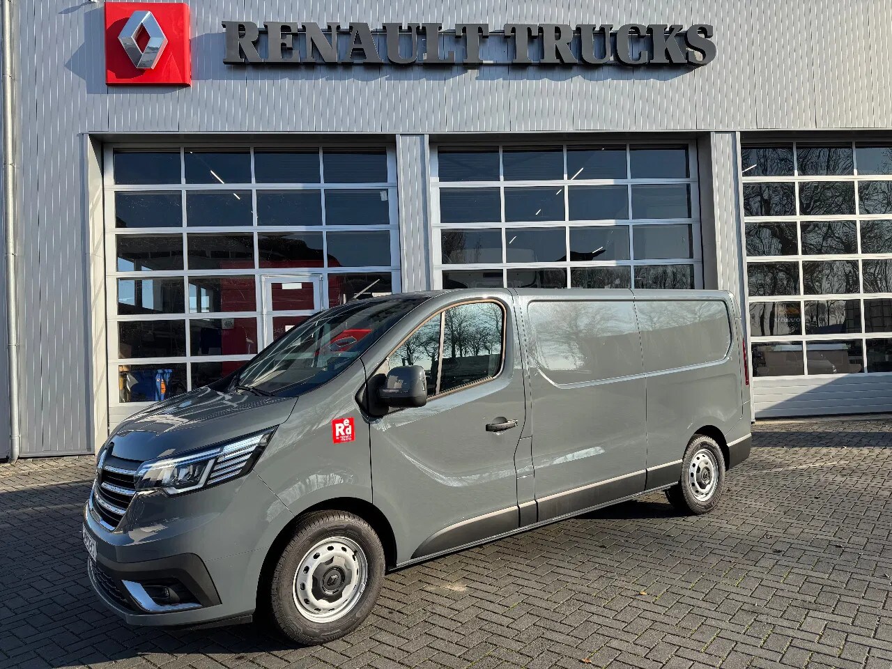 Renault Trafic E-Tech - Red editon L2H1 Electric - AutoWereld.nl