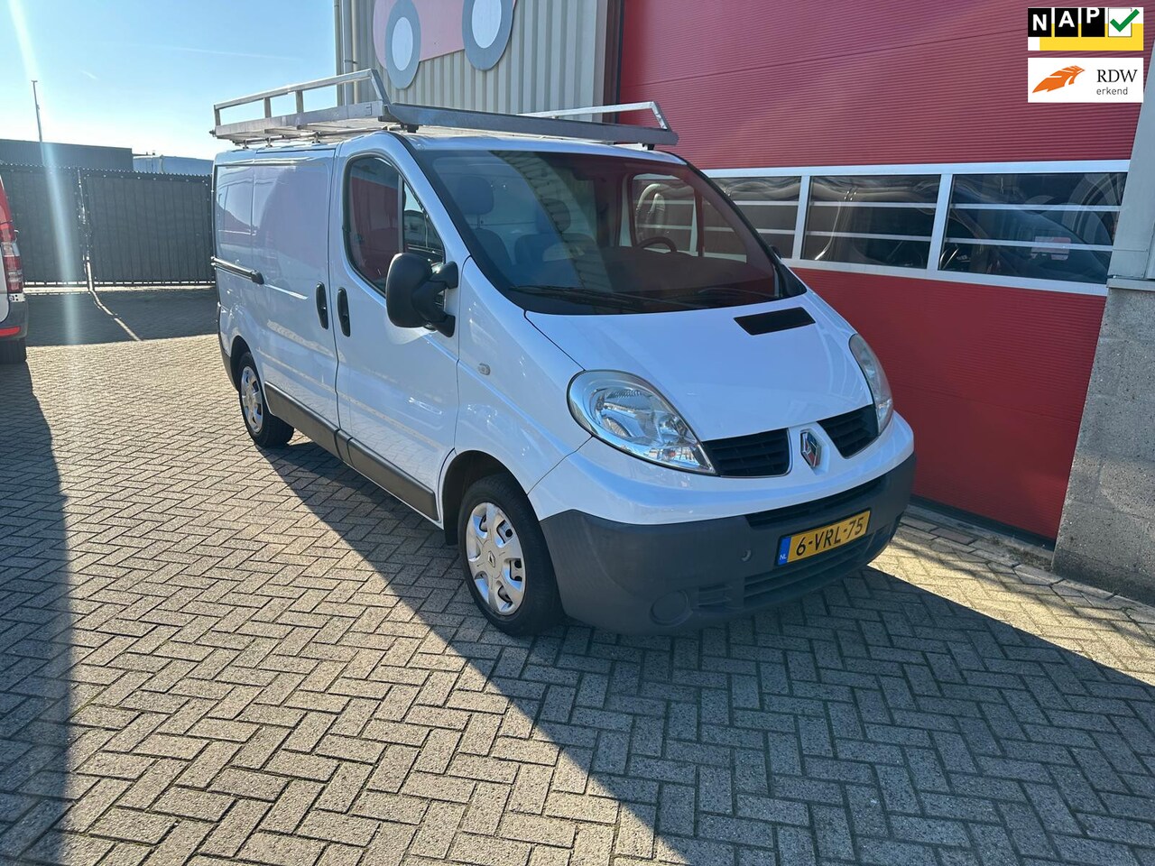 Renault Trafic - 2.0 dCi T27 L1H1 Générique 2.0 dCi T27 L1H1 Générique, Bijrijdersbank, Imperiaal, Laadruimte houten vloer en betimmer - AutoWereld.nl