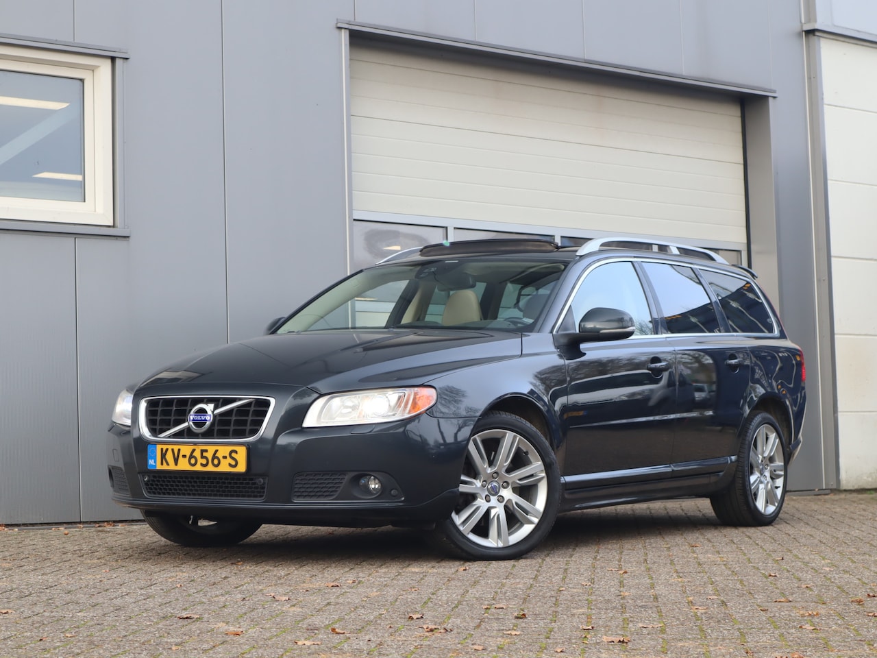 Volvo V70 - 2.4 D5 AWD Summum / Trekhaak / Schuifdak / Keyless - AutoWereld.nl