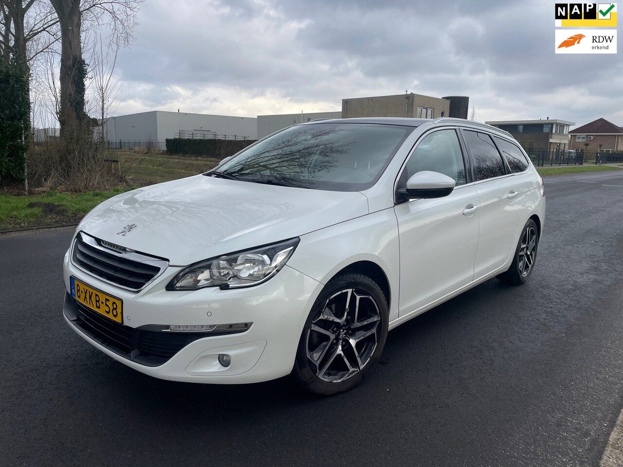 Peugeot 308 SW - 1.2 e-THP Blue Lease Executive PANO/LEER/APK - AutoWereld.nl