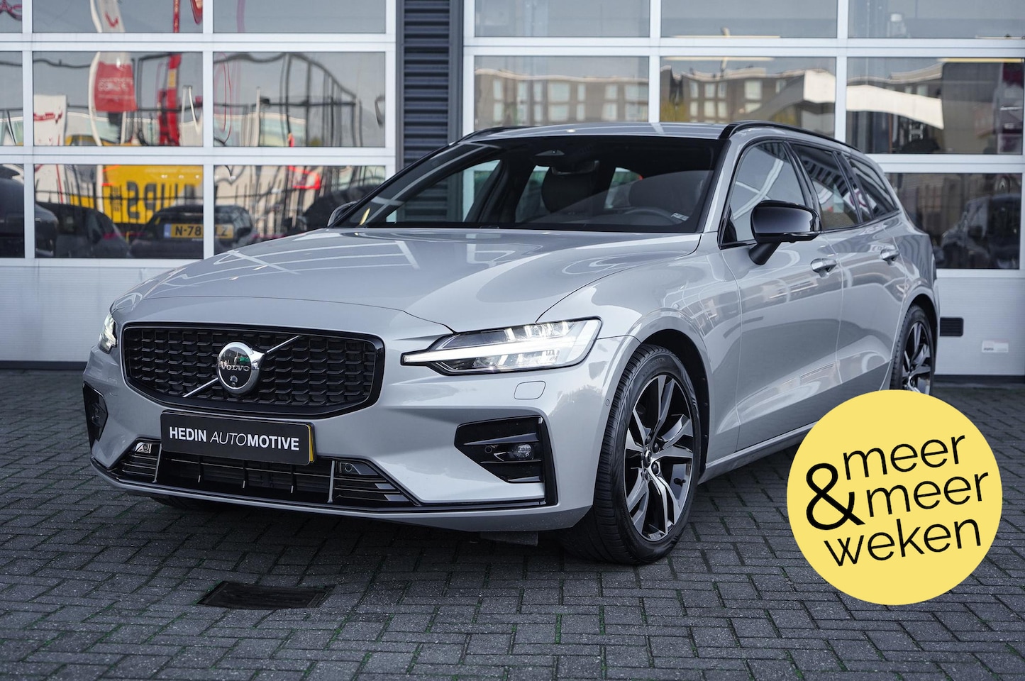 Volvo V60 - 2.0 B3 Plus Dark Parkeerverwarming met timer | Trekhaak elektrisch uitklapbaar | Premium A - AutoWereld.nl