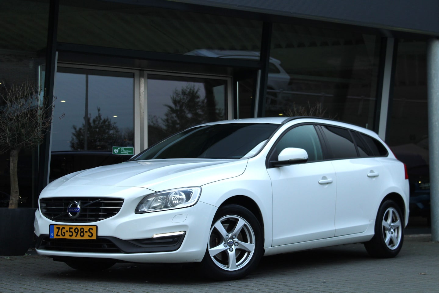 Volvo V60 - T3 Polar+ | Adaptive Cruise | Standkachel | Navigatie | Stuur/Stoelverwarming | Keyless | - AutoWereld.nl