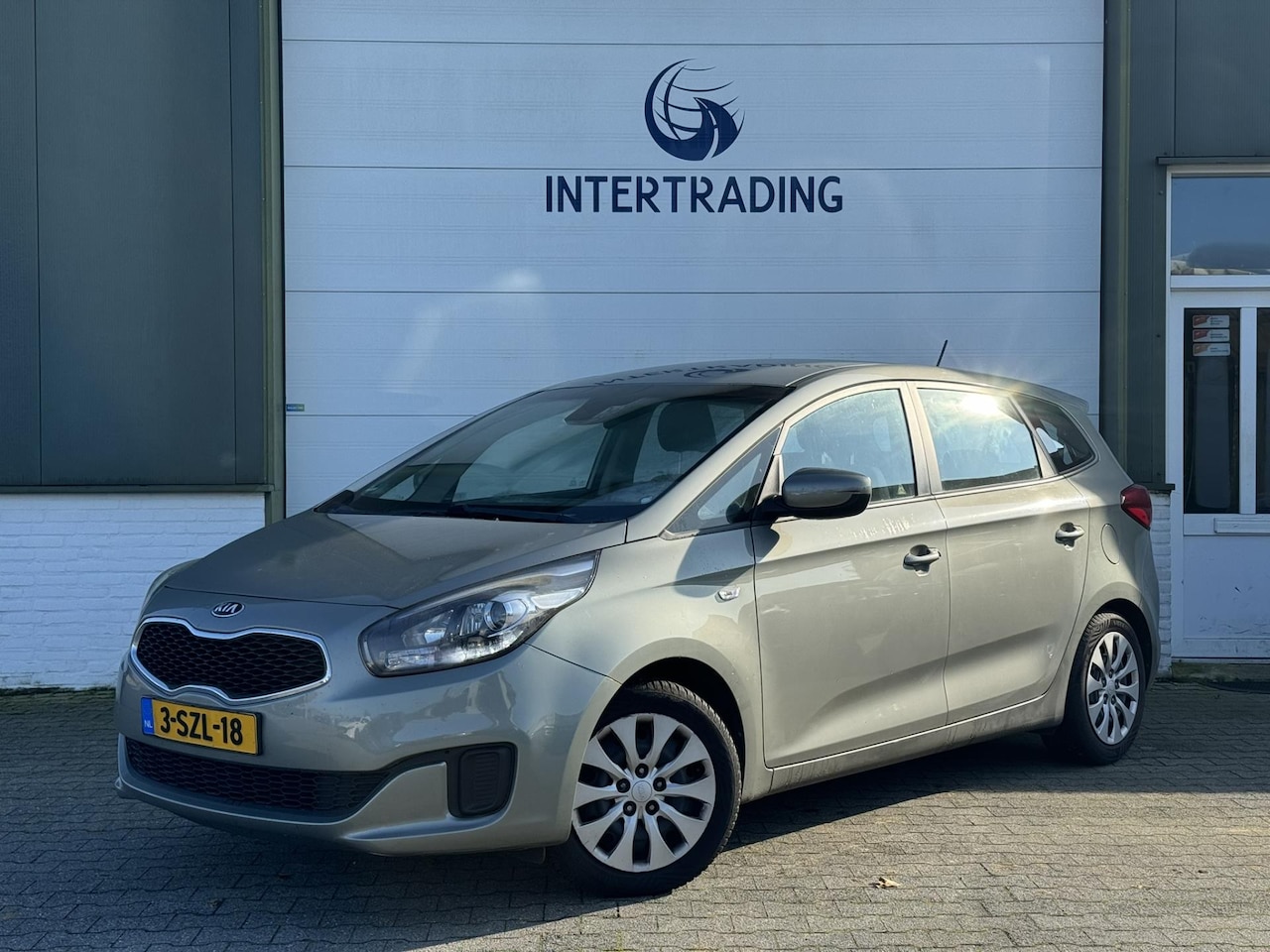 Kia Carens - 1.6 GDi ComfortLine 7 Persoons Trekhaak Navigatie Camera Clima Cruise - AutoWereld.nl