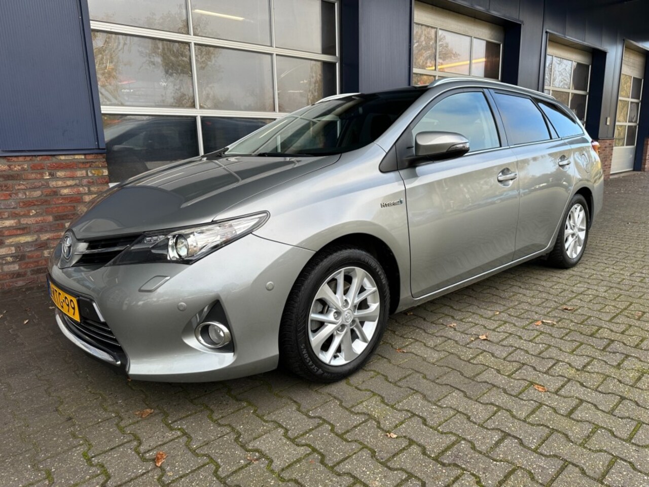 Toyota Auris - 1.8 HYBRID LEASE PRO  TREKHAAK.  NAVI.  CAMERA.  PANO.  ALL.IN. - AutoWereld.nl