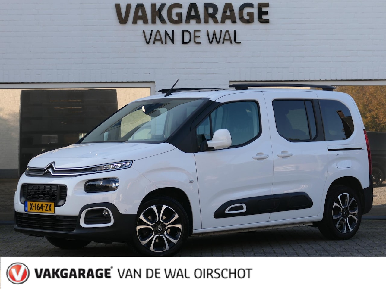 Citroën Berlingo - 1.2 PureTech Shine | Panoramadak | Navigatie | Achteruitrijcamera | 17-inch lichtmetalen v - AutoWereld.nl