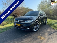 Volkswagen Tiguan - 1.5 TSI ACT Highline Business R-Line / Automaat / Airco / Navigatie / Velours bekleding /