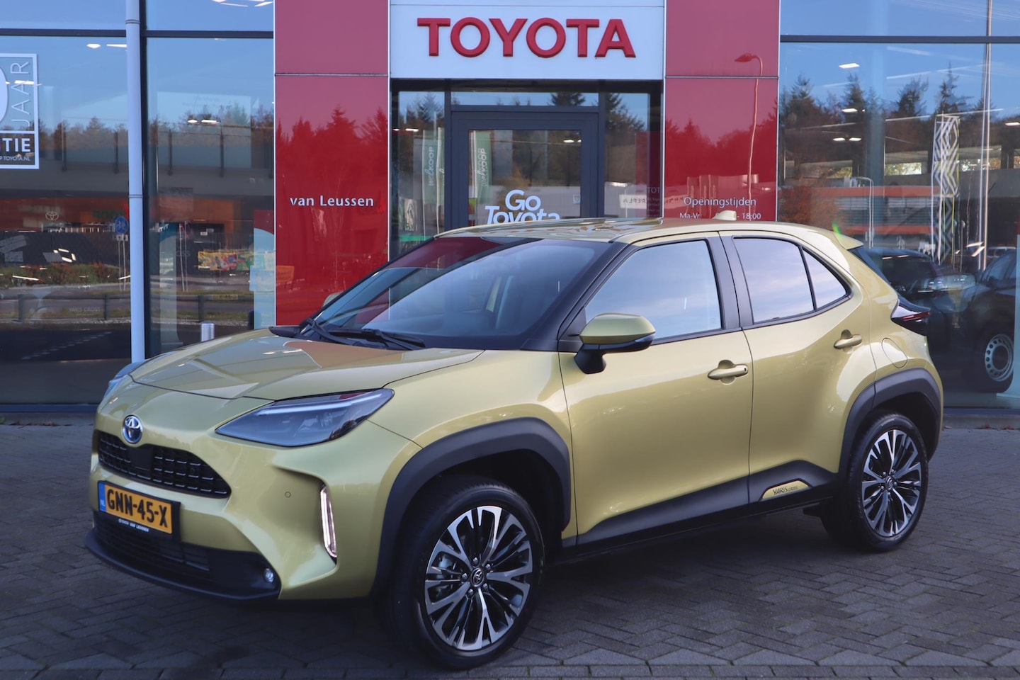 Toyota Yaris Cross - 1.5 HYBRID EXECUTIVE APPLE/ANDROID NAVI STOELVERWARMING LED-PAKKET 18"LMV KEYLESS DRAADLOO - AutoWereld.nl