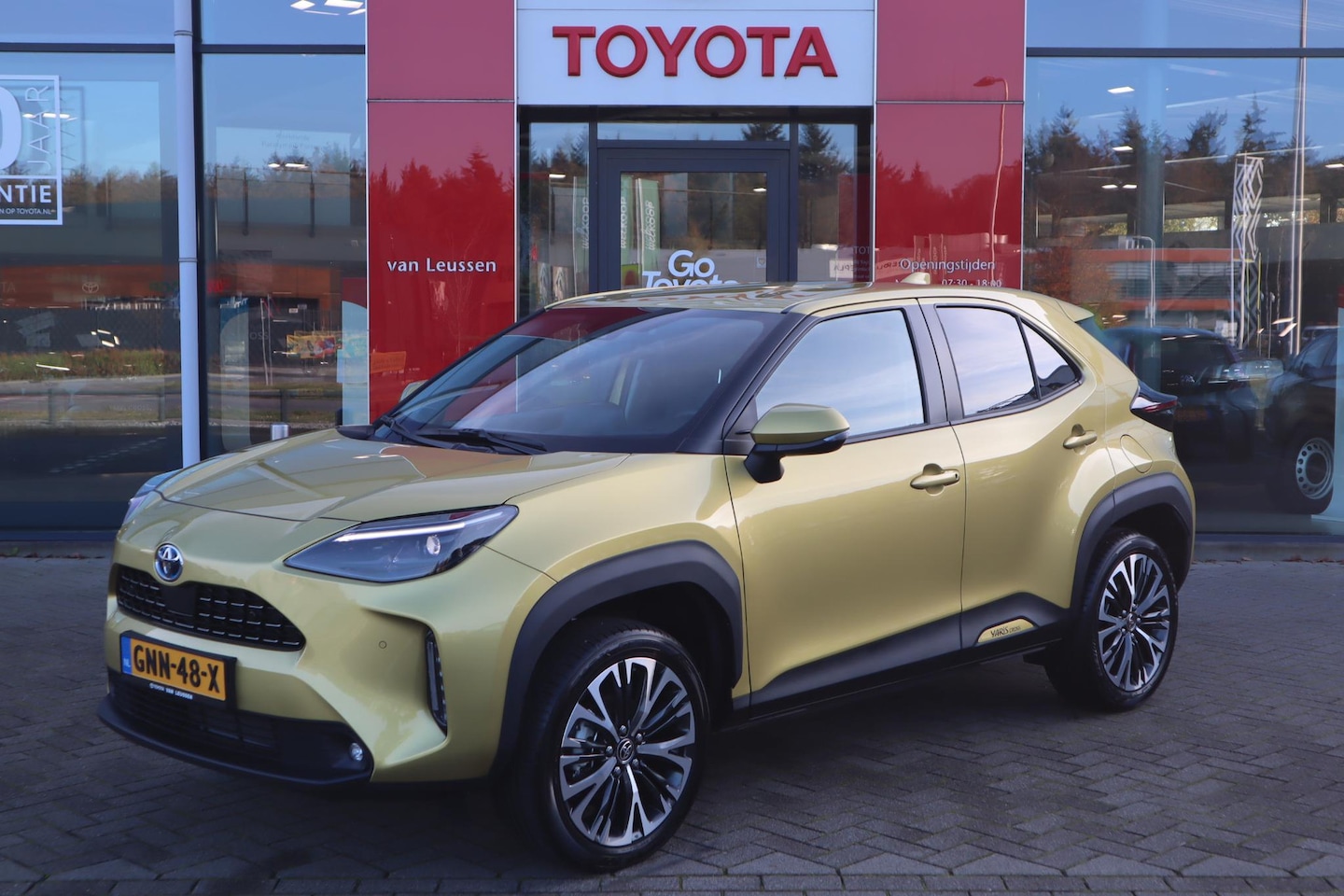 Toyota Yaris Cross - 1.5 HYBRID EXECUTIVE APPLE/ANDROID NAVI STOELVERWARMING LED-PAKKET 18"LMV KEYLESS DRAADLOO - AutoWereld.nl