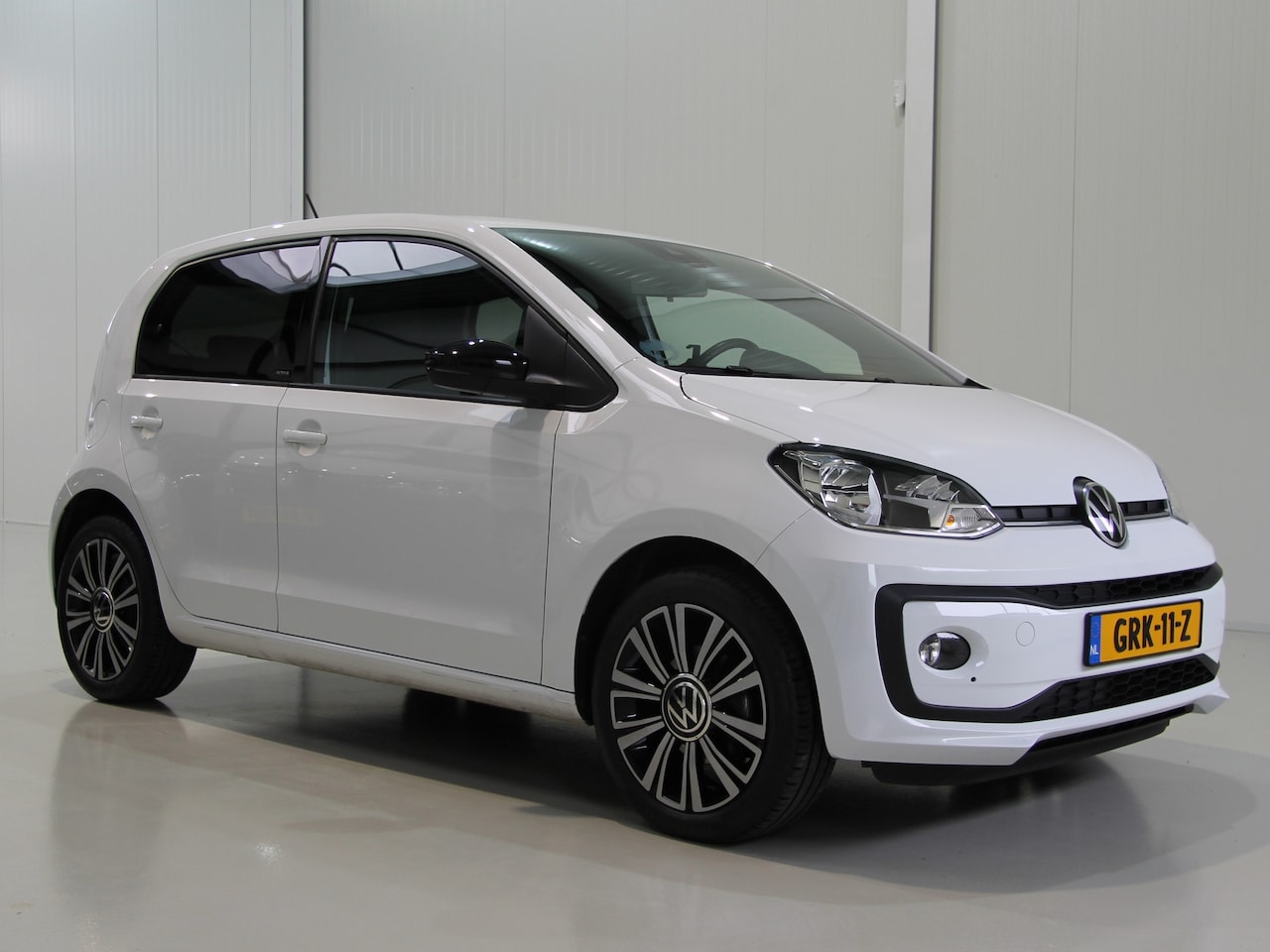 Volkswagen Up! - 1.0 Active 5drs. Clima | Apps - AutoWereld.nl