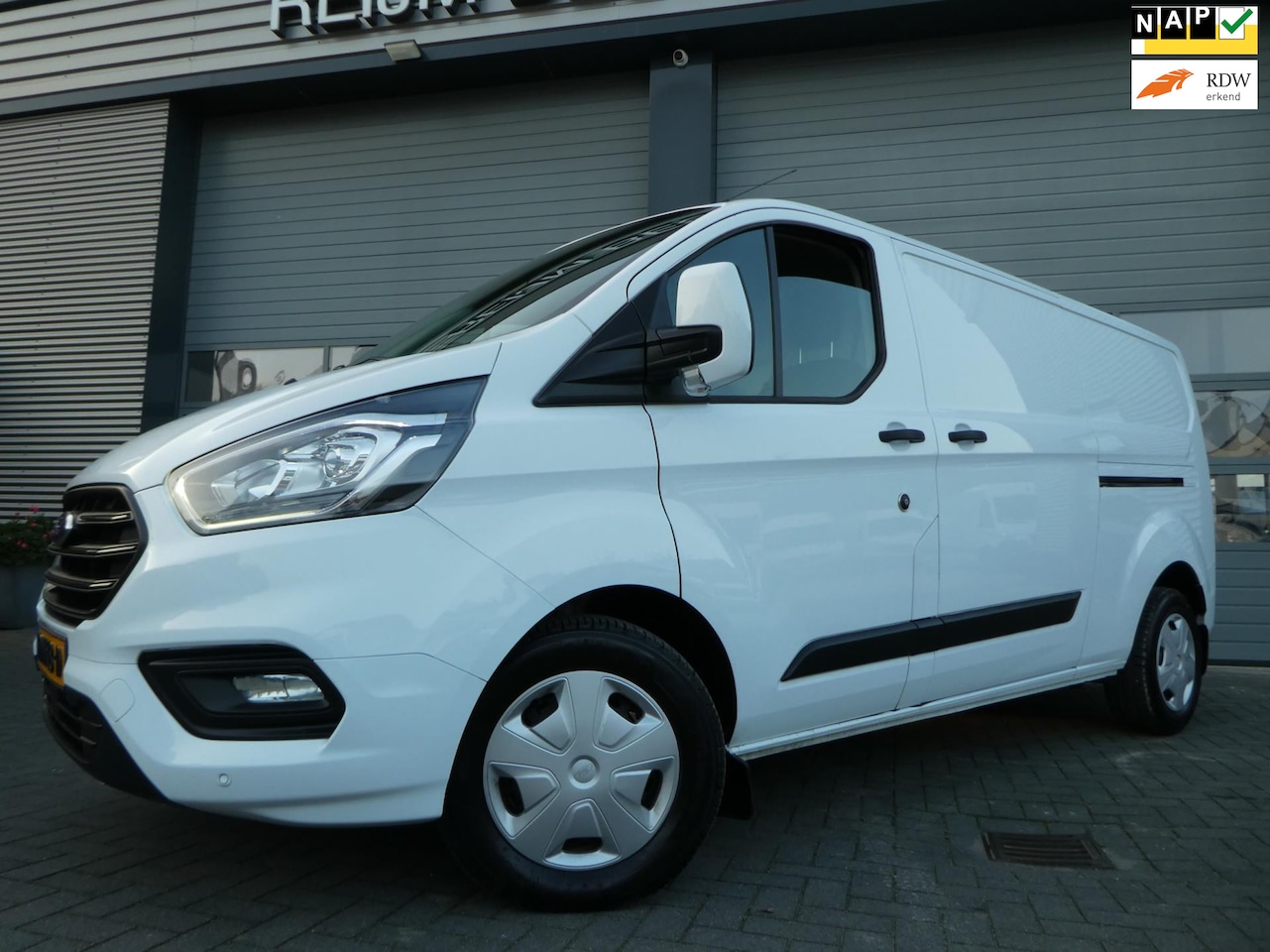 Ford Transit Custom - 320 2.0 TDCI 130pk L2, Camera, Navigatie, LED, 3-Zits, 2xSchuifdeur. - AutoWereld.nl