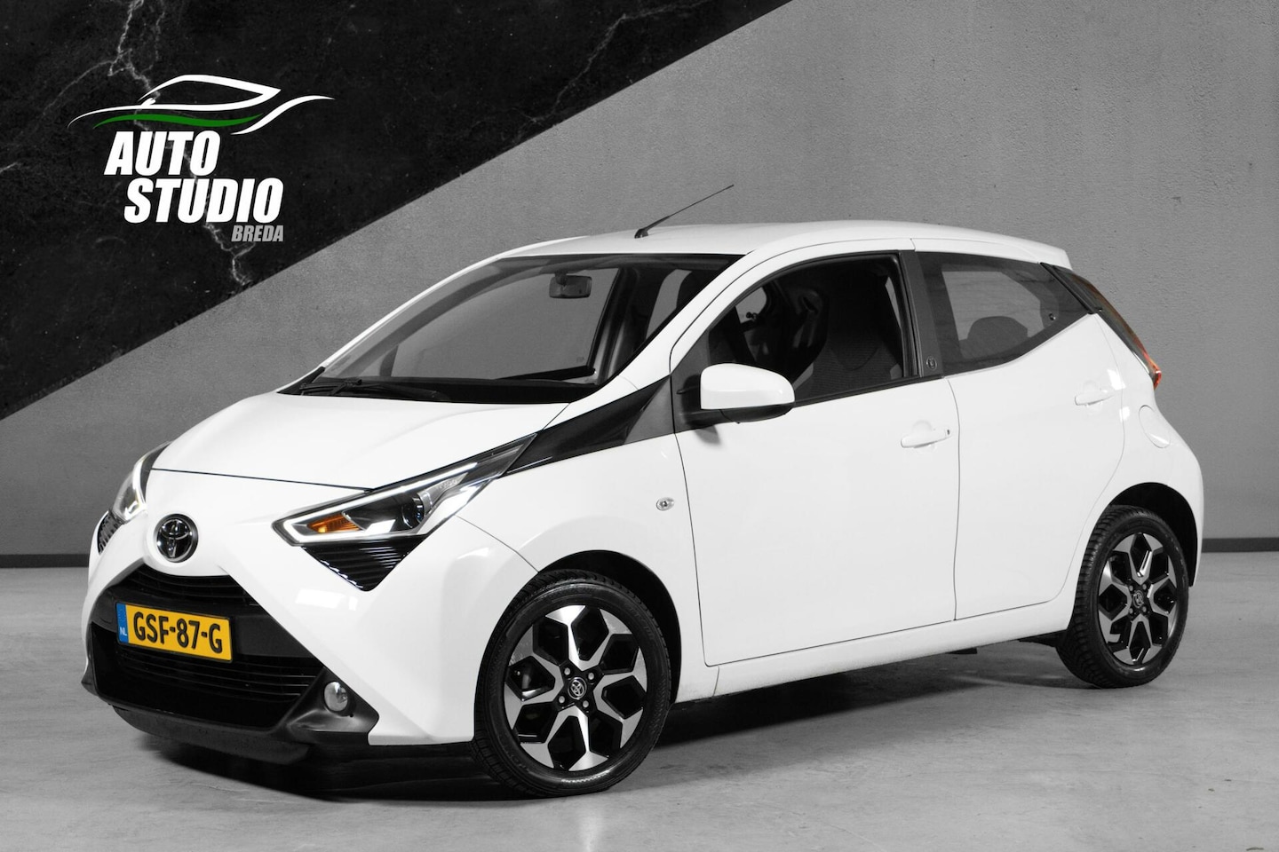 Toyota Aygo - 1.0 VVT-i x-play 5drs | Apple Carplay & Android Auto - AutoWereld.nl