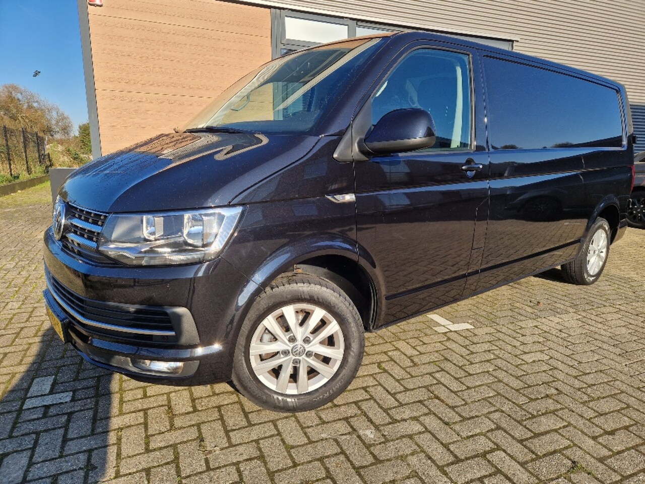 Volkswagen Transporter - 2.0 TDI L2H1 Highline 170pk full options zeer mooi navi apple carplay cruise bumpers in kl - AutoWereld.nl