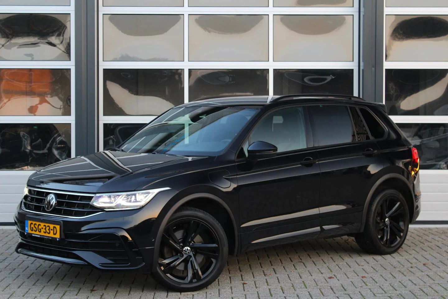 Volkswagen Tiguan - 1.4 TSI eHybrid 245pk 3x R-Line | 360 | Stoelverwarming voor & achter - AutoWereld.nl