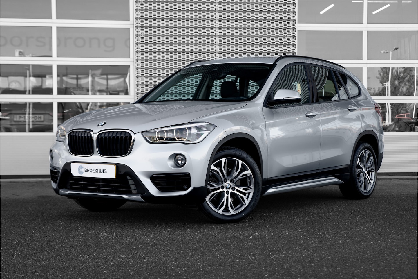 BMW X1 - sDrive18i Executive | Panoramadak | Camera | LED | - AutoWereld.nl