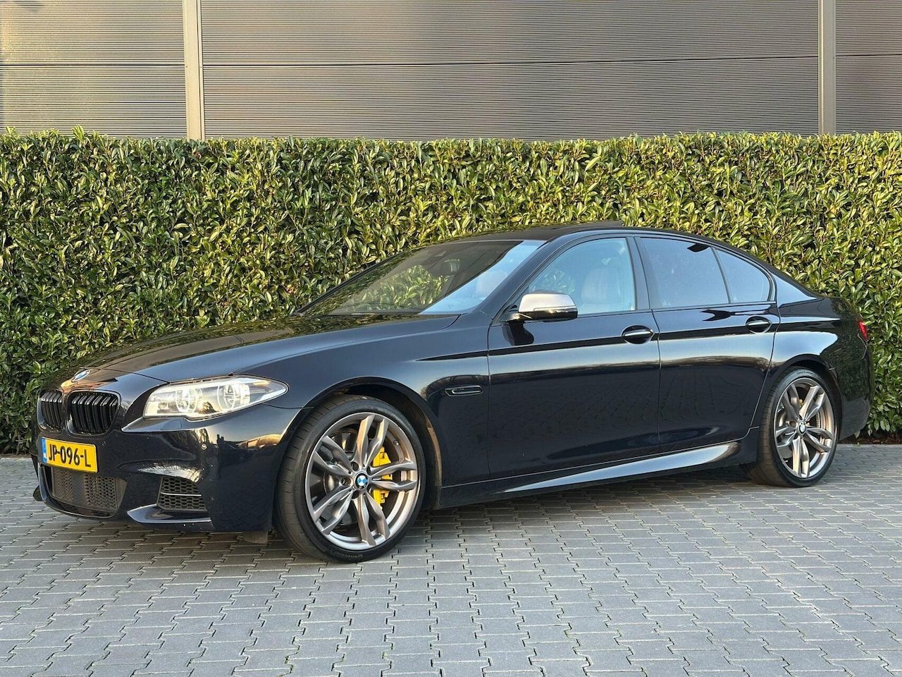 BMW 5-serie - M550xd FACELIFT, PANO, LEDER, CRUISE, H/K, NAVI, CRUISE, HUD, LANE, EURO 6 - AutoWereld.nl