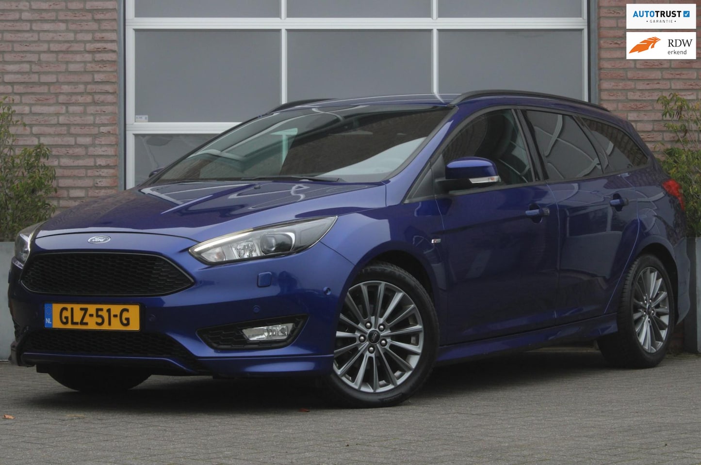 Ford Focus Wagon - 1.0 ST-line / PDC / Stuurverwarming / Navi - AutoWereld.nl