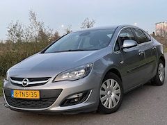 Opel Astra - 1.4 Turbo Design Edition I AUTOMAAT I NAVI I Parkeersen voor plus Achter I