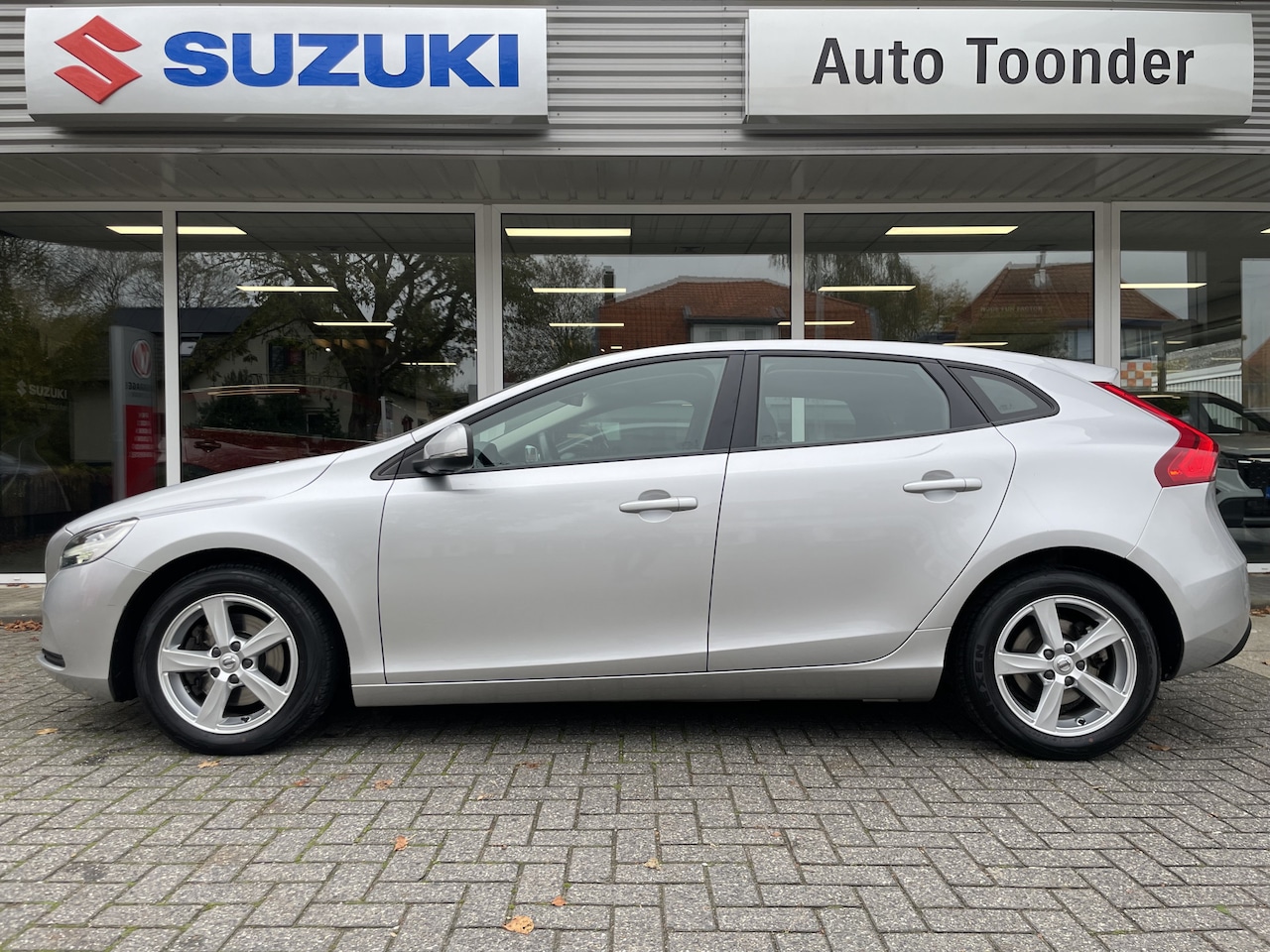 Volvo V40 - 2.0 T2 Inscription/Trekhaak afneembaar - AutoWereld.nl