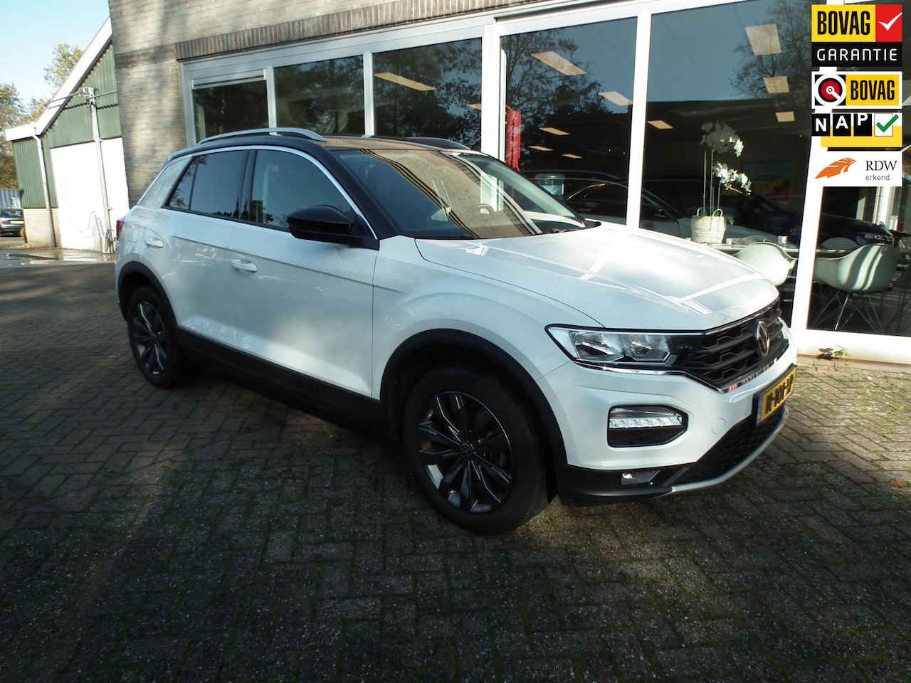 Volkswagen T-Roc - 1.0 TSI Style Business 2 tone, navi, trekhaak, als nieuw!! - AutoWereld.nl