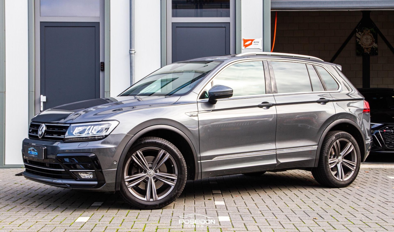 Volkswagen Tiguan - 2.0 TSI 4Motion R-Line | PANORAMADAK | VIRTUAL | DEALER ONDERHOUDEN | BOMVOLL!! - AutoWereld.nl